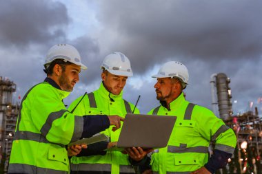 Akşamları mühendislik güvenlik ekibi, erkek işçiler üç mühendis dış bölgedeki petrol ve gaz rafinerisi petrol endüstrisindeki tapelet verilerine danışarak kontrol ediyorlar..