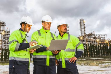 Akşamları mühendislik güvenlik ekibi, erkek işçiler üç mühendis dış bölgedeki petrol ve gaz rafinerisi petrol endüstrisindeki tapelet verilerine danışarak kontrol ediyorlar..