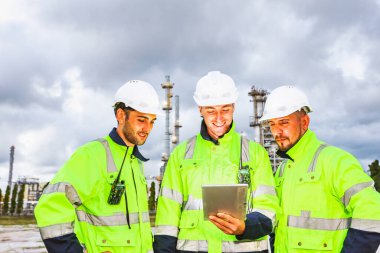 Akşamları mühendislik güvenlik ekibi, erkek işçiler üç mühendis dış bölgedeki petrol ve gaz rafinerisi petrol endüstrisindeki tapelet verilerine danışarak kontrol ediyorlar..