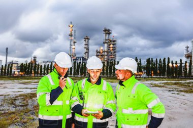 Akşamları mühendislik güvenlik ekibi, erkek işçiler üç mühendis dış bölgedeki petrol ve gaz rafinerisi petrol endüstrisindeki tapelet verilerine danışarak kontrol ediyorlar..