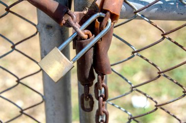 Çitte asma kilit ve eski demir zincirler