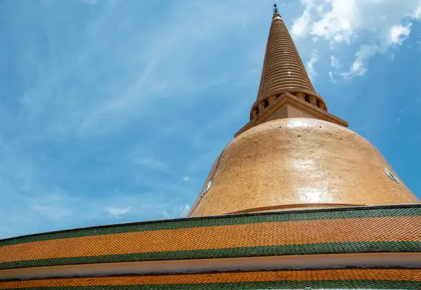 stock image Phra Pathom Chedi, viewed from below, close behind is the daytime sky.