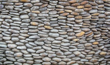 Birkaç eşit büyüklükteki kaya tabakalar halinde bir duvar oluşturur..