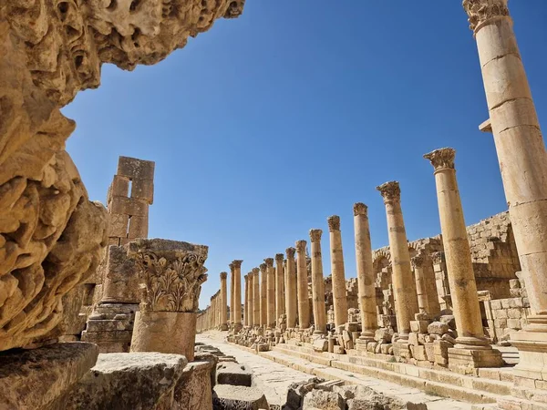 Ürdün 'deki Jerash arkeoloji sahasında bir sokak sütunları.