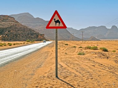 Wadi Rum bölgesinde Ürdün 'de yol işareti deve uyarısı.