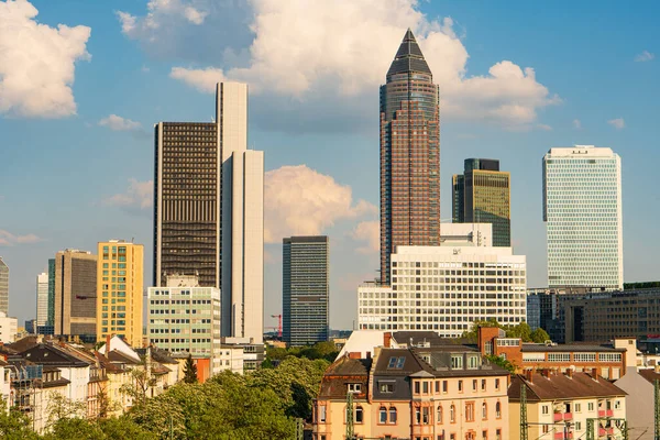 Messeturm ve Frankfurt am Main 'in ufuk çizgisi, Batı Almanya.