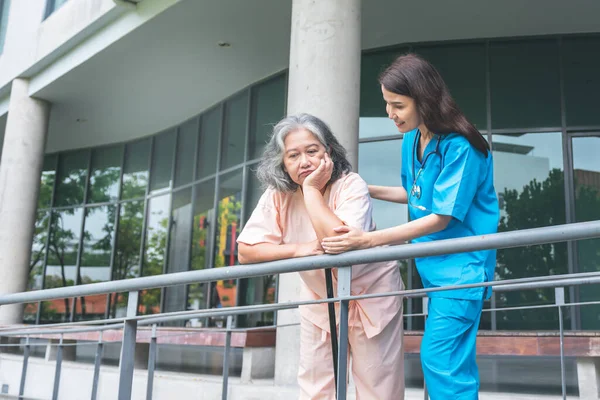 Азійська Жінка Лікар Піклується Заохочує Літнього Пацієнта Який Вона Засмучена — стокове фото