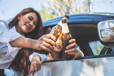 Bulanık yumuşak görüntüler, alkolün etkisi altında araba kullanan iki Asyalı kadın, alkollü araç kullanırken alkollü araç kullanma kavramı, yoldaki kazalara neden oluyor..