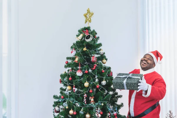 Нигерийские Мужчины Одетые Красного Санту Держат Много Подарочных Коробок Рождественскими — стоковое фото