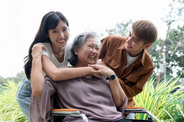 Família Asiática Mulher Idosa Sentada Uma Cadeira Rodas Sorrindo Feliz — Fotografia de Stock