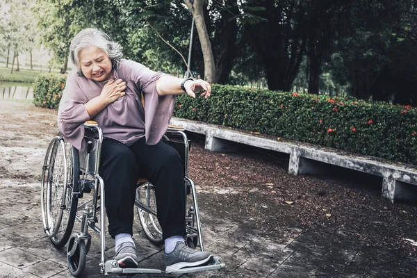 Mulher Idosa Asiática Pacientes Sentados Uma Cadeira Rodas Está Sofrendo — Fotografia de Stock
