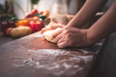 Pizza hamurunu elle yoğuran kişi. Mutfağa ve pizza ev yapımı konsepte.