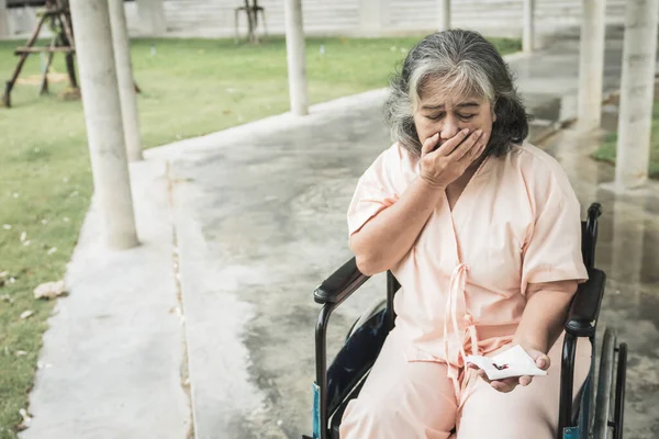 Ασιάτισσα Ηλικιωμένη Ασθενής Που Καθόταν Αναπηρική Καρέκλα Κοιτούσε Αίμα Στους — Φωτογραφία Αρχείου