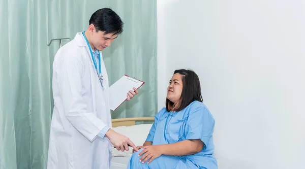 Asiático Médico Masculino Está Perguntando Sobre Paciente Sexo Feminino Verificar — Fotografia de Stock