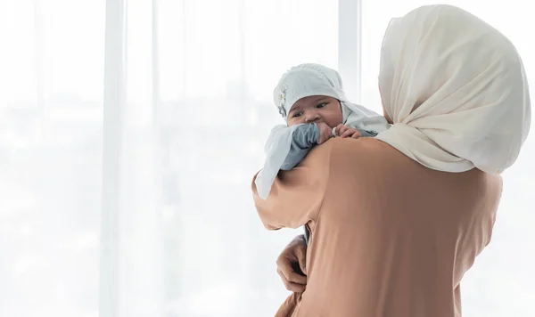 아시아인 어머니가 신생아를 이슬람 가정은 개월이다 이슬람교 신생아 개념으로 — 스톡 사진