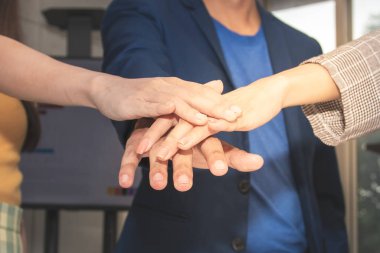 İş adamları güç sinerjisi başarısı yaratmak için takım çalışması yapıyor.