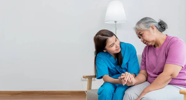 Ασιάτισσα Γιατρός Φροντίδα Και Ενθάρρυνση Ηλικιωμένων Ασθενών Οποία Είναι Λυπημένος — Φωτογραφία Αρχείου