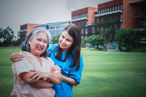 Idosos Paciente Asiática Conversando Com Médico Feminino Sorrindo Feliz Que — Fotografia de Stock