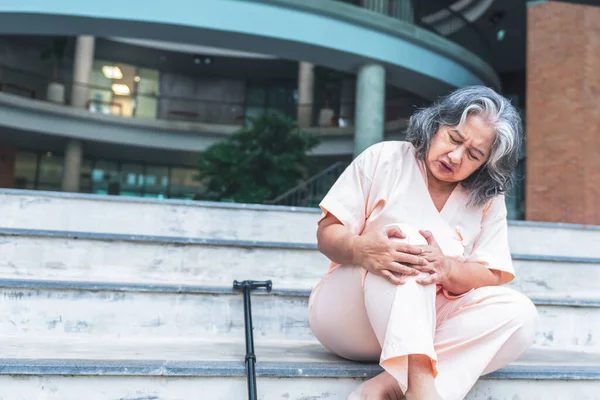 Ασιάτισσα Ηλικιωμένη Γυναίκα Που Κάθεται Στις Σκάλες Έχει Συμπτώματα Πόνου — Φωτογραφία Αρχείου