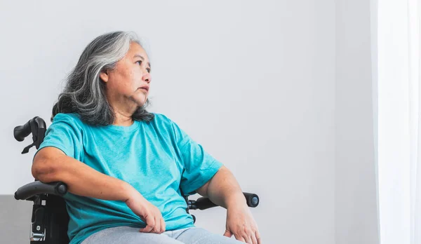 Asiática Anciana Paciente Sentada Silla Ruedas Que Ella Está Triste — Foto de Stock