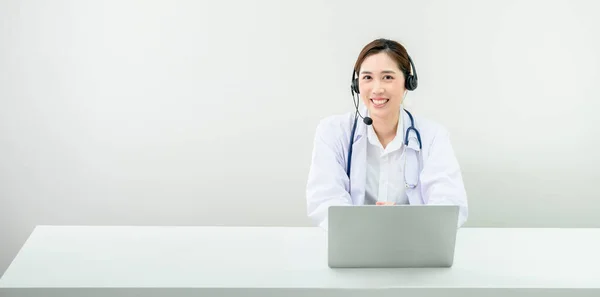 Asiático Atraente Mulher Médico Sorriso Usando Notebook Computador Para Fornecer — Fotografia de Stock