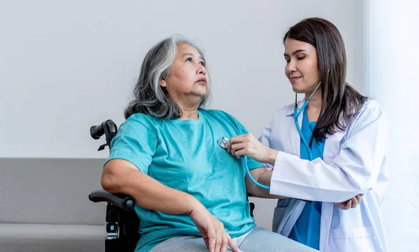 Uma Mulher Médica Asiática Usando Estetoscópio Ouça Frequência Cardíaca Pacientes — Fotografia de Stock
