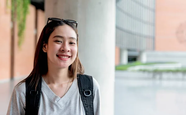 Portret Beelden Van Aziatische Vrouwelijke Student Aantrekkelijk Jong Glimlachend Gelukkig — Stockfoto