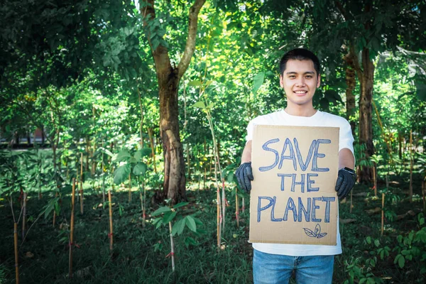 Voluntarios Masculinos Asiáticos Pie Sosteniendo Signo Salvar Planeta Instando Gente —  Fotos de Stock