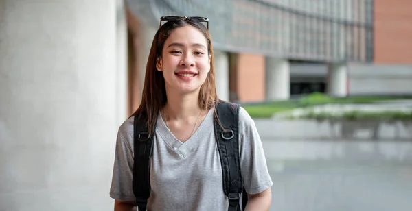 Portret Beelden Van Aziatische Vrouwelijke Student Aantrekkelijk Jong Glimlachend Gelukkig — Stockfoto