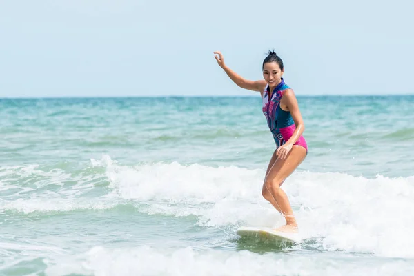 Asian Woman Standing Surfboard Smiling Happy Surf Which Exercise Activities — Stock Photo, Image