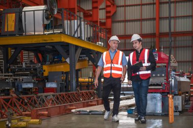 Kafkasyalı erkek mühendis ve Asyalı bakım mühendisi endüstriyel işbirliği planları hakkında tavsiyelerde bulundular