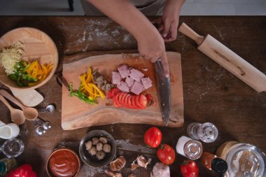 Kadın, pizza için sebze, yiyecek konsepti ve ev yapımı pizza hazırlıyor.