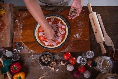 En iyi görüntüler, ekipman ve malzeme hazırlayan insanlar, un, pizza yapmak için sebze. yemek ve pizza için ev yapımı conept