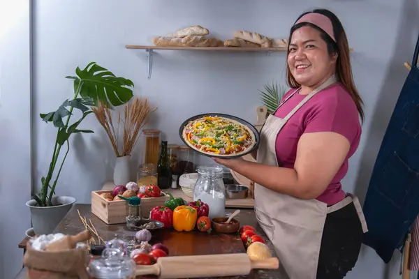 Mulher Asiática Gorda Cozinha Segurando Pizza Para Fazer Conteúdo Sobre Fotografias De Stock Royalty-Free