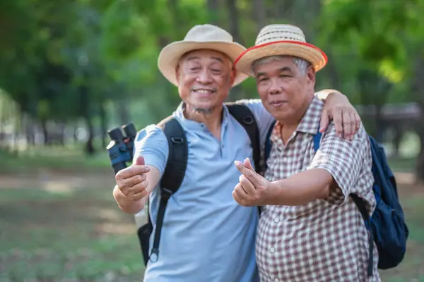 Imagem Turva Dois Homens Asiáticos Idosos Abraçando Seus Pescoços Levantando Imagem De Stock