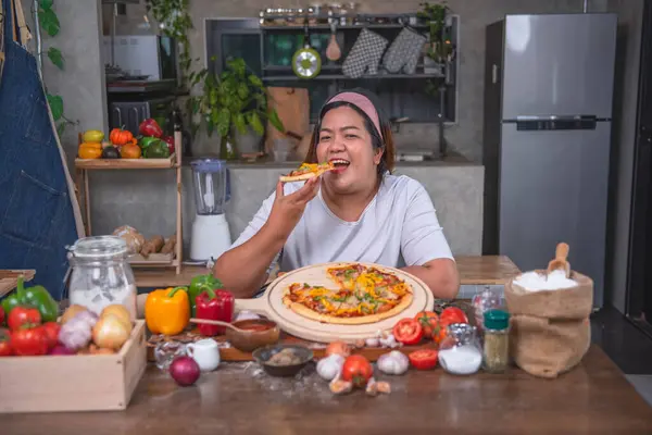 Mulher Asiática Gorda Sentada Comer Pizza Que Ela Própria Fez Imagem De Stock