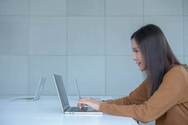 Bilgisayarın klavyesine yerleştirilen İş Adamları El, iş yerindeki başarı planının detaylarını yazdırıyor. çalışma ve iş konseptine