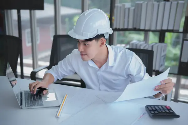 Jovem Engenheiro Asiático Mesa Está Laptop Plantas Sala Trabalho Para Imagem De Stock