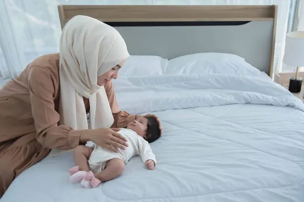 Família Muçulmana Uma Mãe Asiática Beijando Mão Sua Menina Recém Imagem De Stock