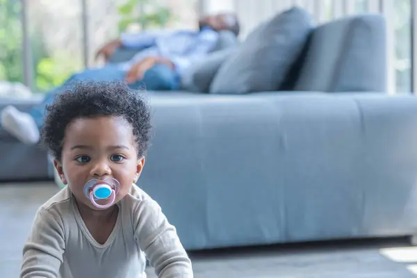Bebê Nigeriano Meses Chupa Uma Chupeta Enquanto Olha Para Câmera Imagens Royalty-Free