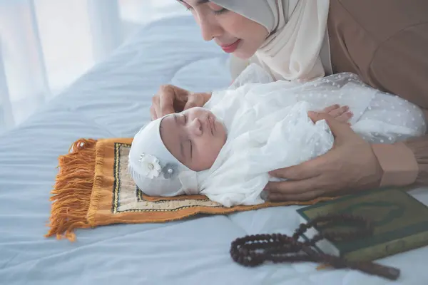 Família Muçulmana Bebê Recém Nascido Menina Tem Meses Idade Deitado Imagem De Stock