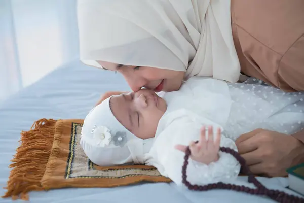 Família Muçulmana Bebê Recém Nascido Menina Tem Meses Idade Deitado Fotografias De Stock Royalty-Free