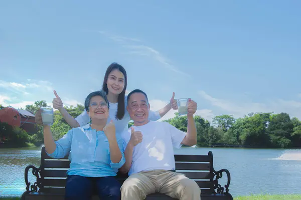 Idosos Asiático Família Sentado Segurando Copos Leite Eles Sorriem Divertir Fotografia De Stock