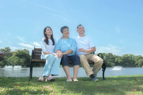 Família Asiática Pais Idosos Filha Sentados Cadeiras Parque Eles Dão Fotografias De Stock Royalty-Free