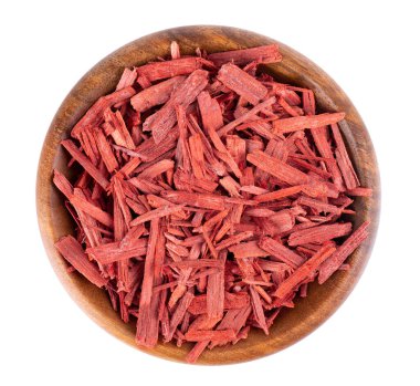 Tahta kasede kırmızı Sandalwood tütsü parçaları, beyaz arka planda izole. Sanderswood, kauçuk ağacı ya da kırmızı saunders. Üst görünüm