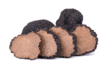 Siyah trüf mantarları beyaz arka planda izole edilmiş. Taze kesilmiş mantar. Özel lezzet mantarı. Pırıl pırıl ve mis kokulu Fransız lezzeti. Kesme yolu