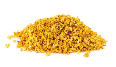 Beyaz arka planda izole edilmiş Osmanthus çayı. Osmanthus 'un kuru çiçekleri