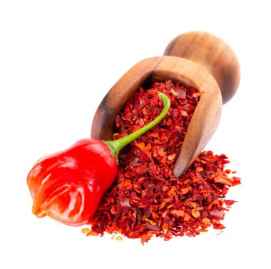 Taze ve kuru kırmızı biberler beyaz arka planda izole edilmiş. Capsicum baccatum ya da Bishop 'un karabiberi.