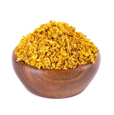 Beyaz arka planda izole edilmiş, ahşap kasede Osmanthus çayı. Osmanthus 'un kuru çiçekleri