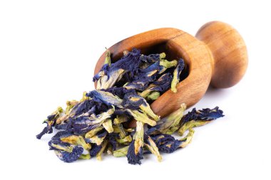 Kelebek bezelye çiçekleri ahşap kepçe, beyaz arka planda izole. Mavi bitki çayı. Klitorya Ternatea